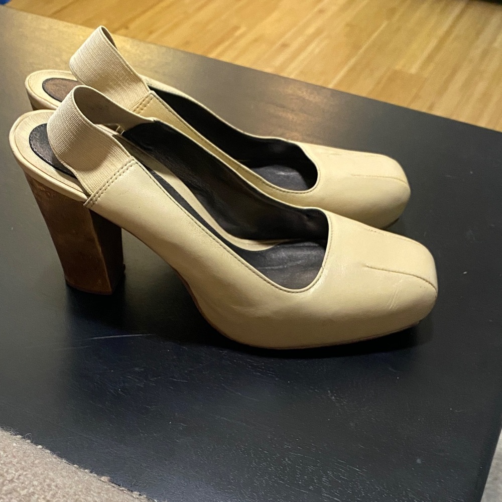 Pour La Victoire Leather Slingback Heels